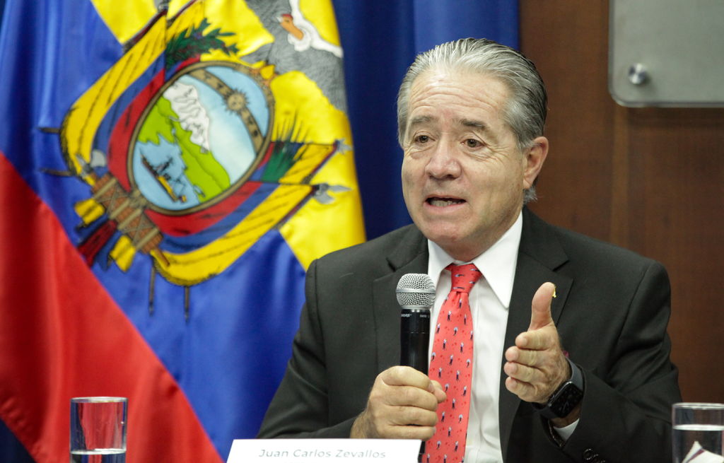 Periodistas y políticos afines al Gobierno recibieron dosis anti-COVID en Ecuador.