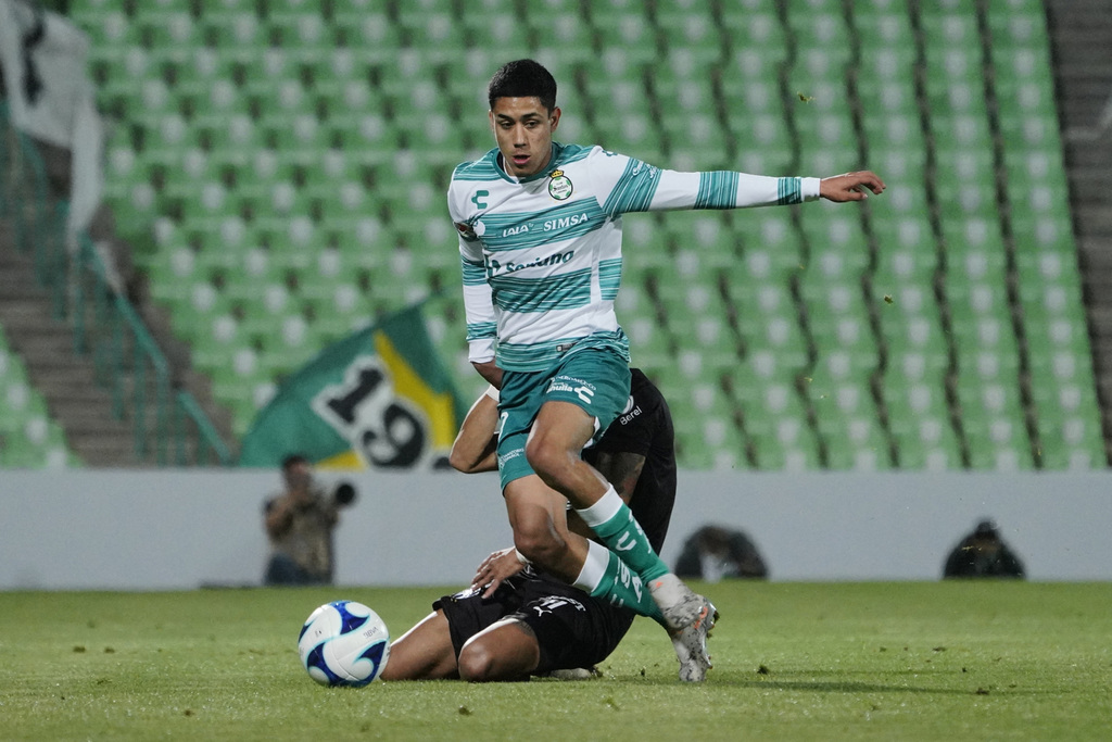 Omar Campos se ha ganado un puesto titular en la media cancha de Santos tras la baja de Diego Valdés, el canterano de apenas 18 años ya hizo un tanto en el Guardianes 2021. (JAM MEDIA)
