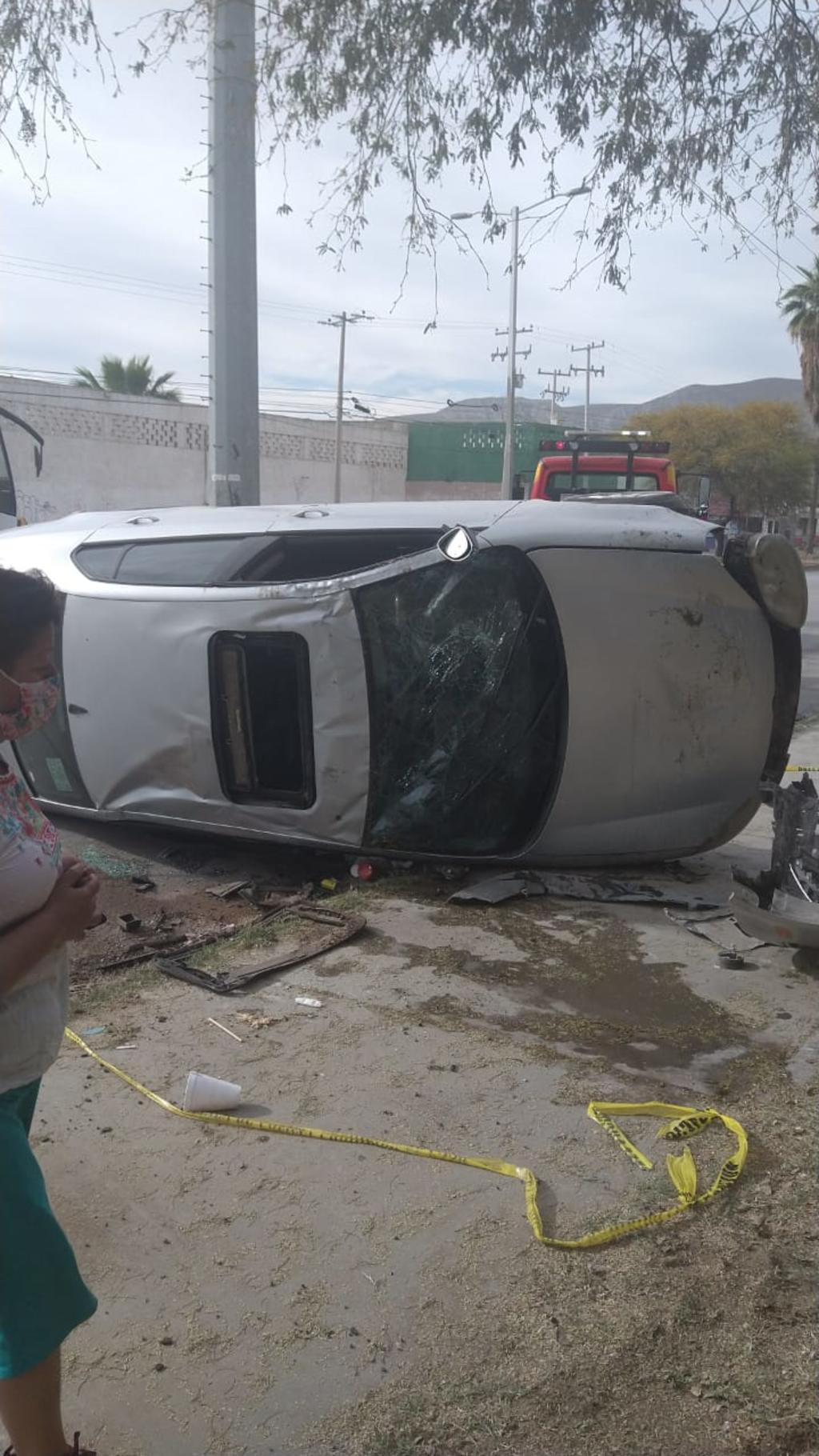 Vuelca vehículo frente a la colonia Impulso Comunal de Torreón