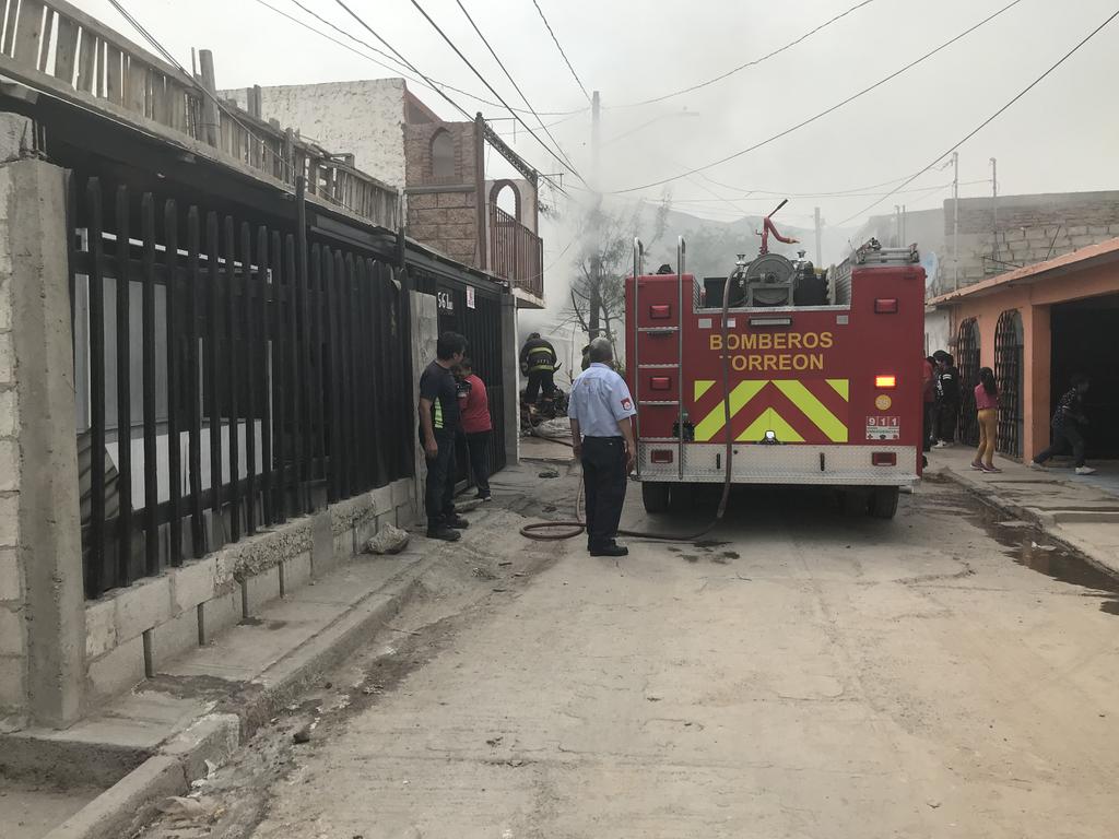 La tarde de este sábado se registró un incendio en una casa deshabitada de la colonia Eduardo Guerra de la ciudad de Torreón. (Especial) 