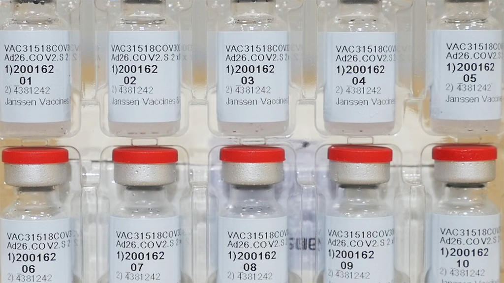 La Administración de Medicamentos y Alimentos ​​ o Administración de Alimentos y Medicamentos (FDA, por sus siglas en inglés) dio este sábado la autorización  del uso de emergencia de la vacuna contra el coronavirus SARS-CoV-2. (AP)
