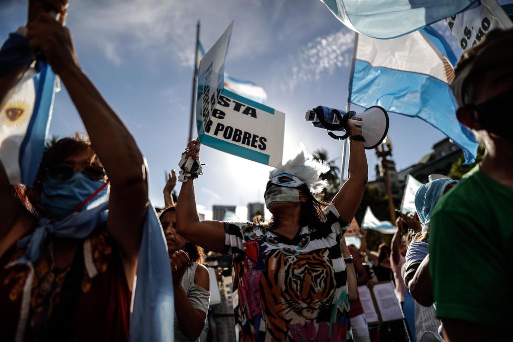 Miles de argentinos protestaron el sábado en la plaza de Mayo de Buenos Aires y otras ciudades del país. (EFE) 