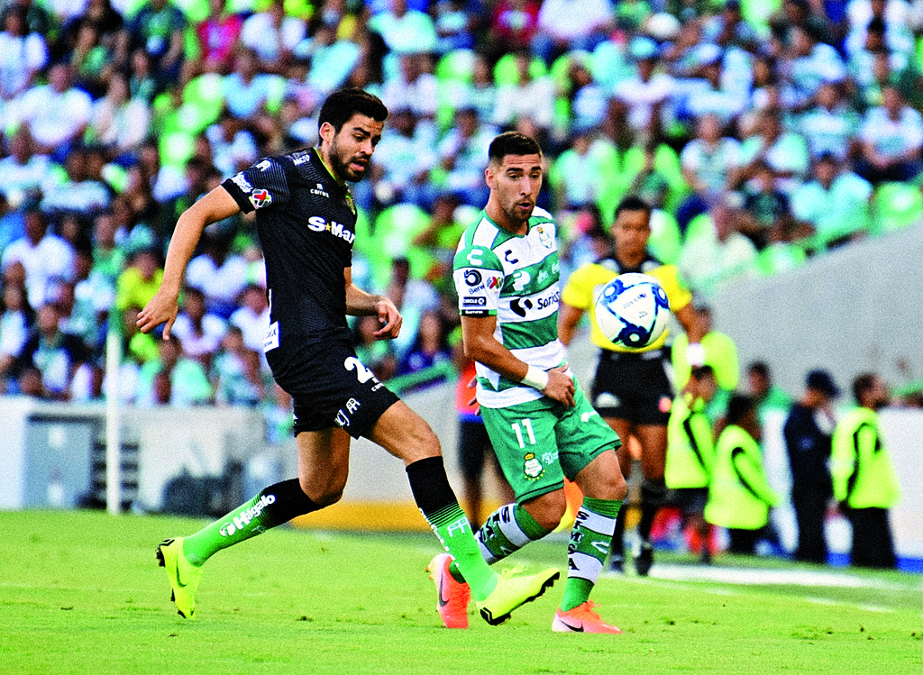Con la obligación de quedarse con los tres puntos en disputa, Santos Laguna recibe hoy a puerta cerrada en el Estadio Corona a los Bravos de Ciudad Juárez. (ARCHIVO)