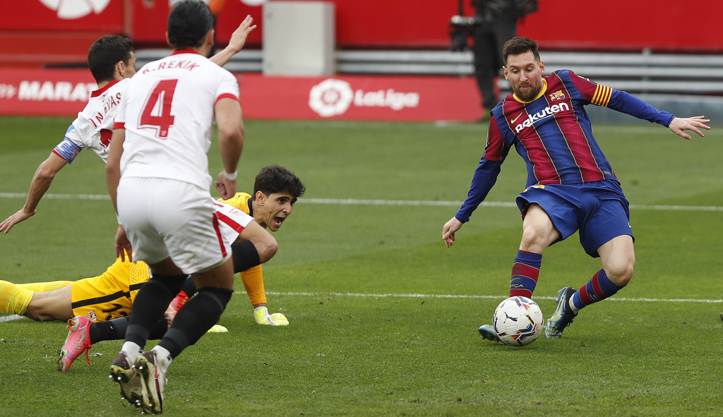 Lionel Messi dispara para marcar el segundo gol del Barcelona, en la victoria 2-0 sobre Sevilla.
