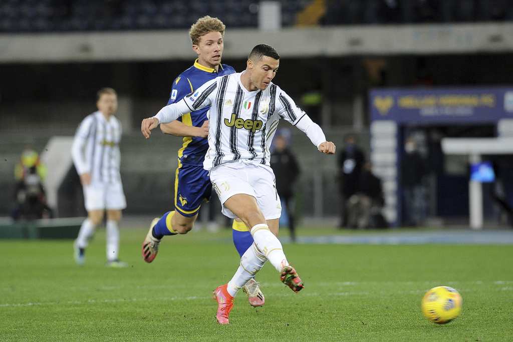 Cristiano Ronaldo marca el primer tanto del partido, en el empate a un gol entre la Juventus y Hellas Verona.
