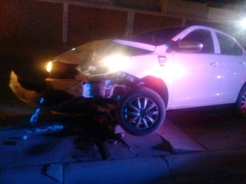 La madrugada de este domingo, un conductor perdió el control de su vehículo y derribó el poste de una luminaria en el fraccionamiento Santa Fe de la ciudad de Torreón. (EL SIGLO DE TORREÓN)