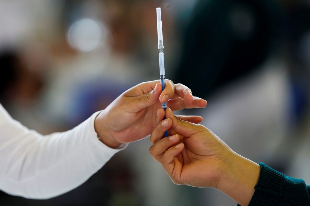 Confirman que en esta semana se aplicará la vacuna contra el COVID-19 al personal de segunda línea en hospitales de Madero y San Pedro de las Colonias. (EL SIGLO DE TORREÓN) 