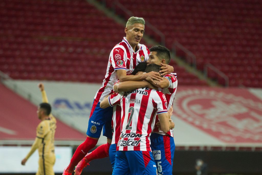 Celebran jugadores de Chivas tras un gol, en la victoria 2-1 ante Pumas. (ARCHIVO))