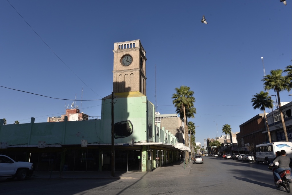 Hay postales de hace 100 años donde aparece la torre Lack, hoy de dos pisos, que fue reubicada a la Juárez e Ildefonso Fuentes. (ÉRICK SOTOMAYOR)