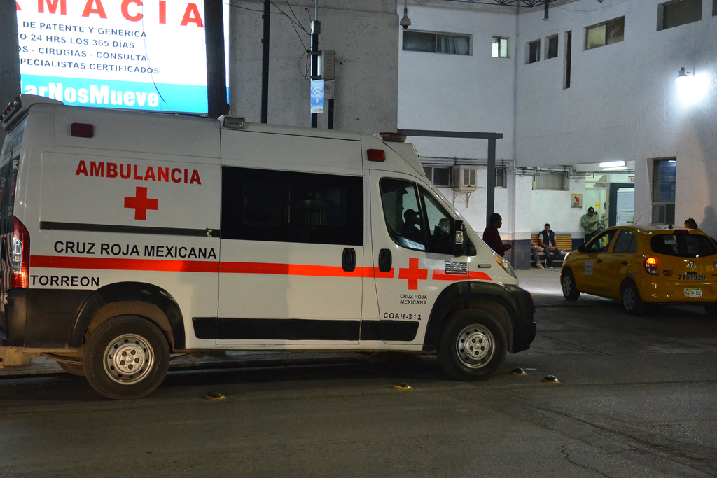 Al sitio del percance acudieron paramédicos de la Cruz Roja de Torreón a bordo de una ambulancia. (EL SIGLO DE TORREÓN)