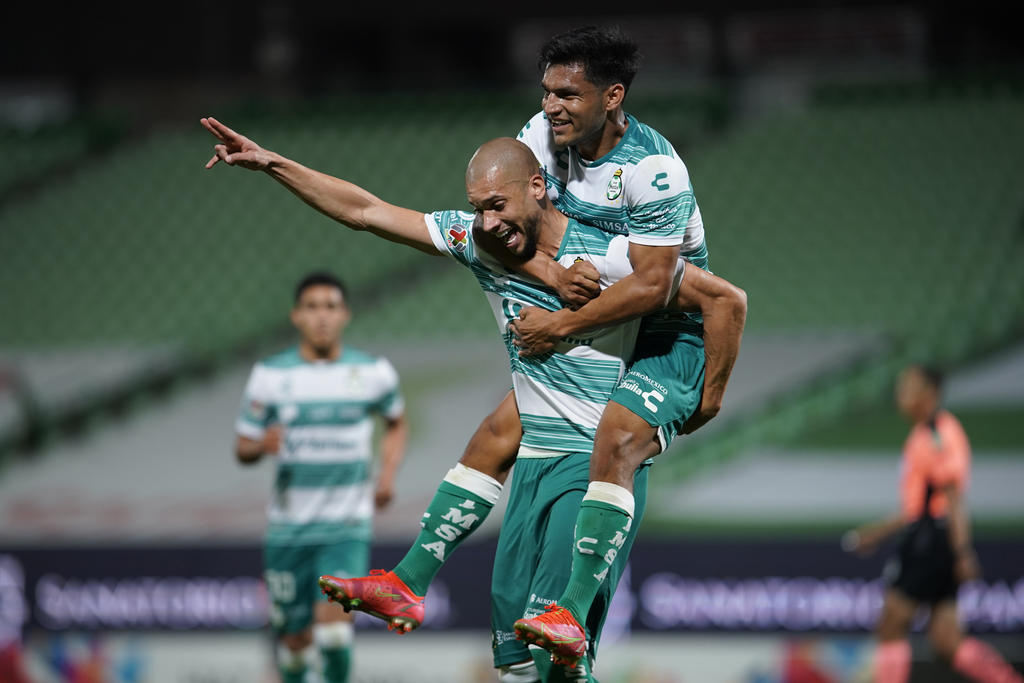 Matheus Dória celebra tras anotar el tercer gol de Santos, el cual consiguió en tiro de esquina cobrado por Fernando Gorriarán. (JAM MEDIA)