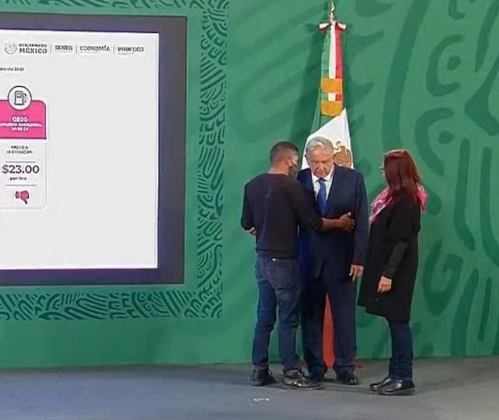 López Obrador dialogó unos segundos con el joven, mientras ponía su mano en su brazo izquierdo. (ESPECIAL)