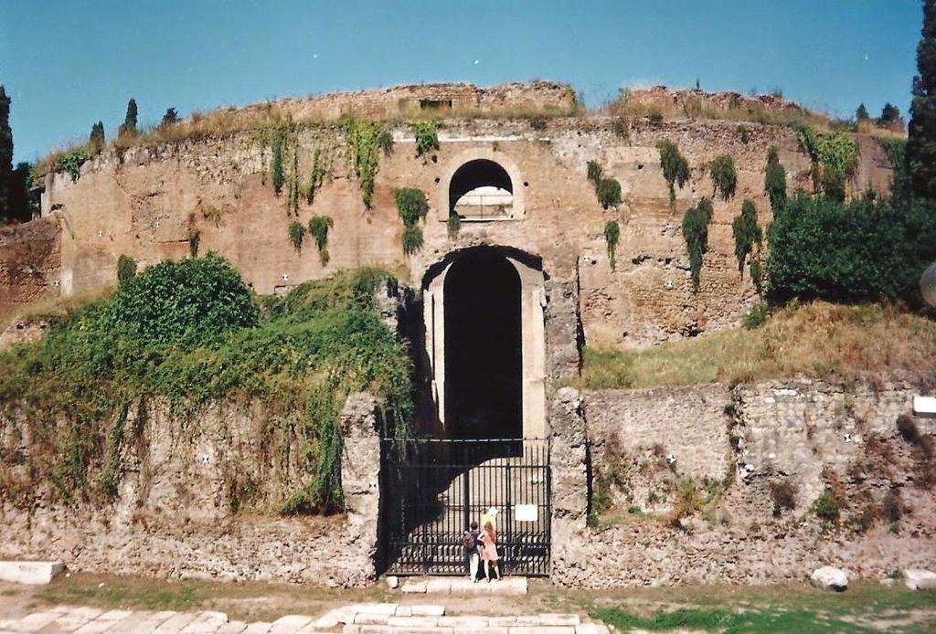 El gran mausoleo de Augusto en Roma, el sepulcro circular más grande del mundo antiguo, reabrió este lunes al público, tras catorce años cerrado, cuatro de ellos de intensas labores de restauración para devolver su esplendor a la tumba del primer emperador de Roma. (ESPECIAL) 