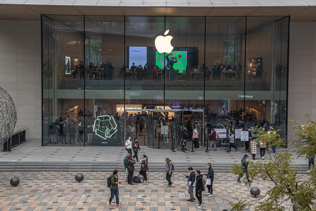 Apple cerró por primera vez todas sus tiendas en el mundo -excepto en China- el 14 de marzo del año pasado y desde entonces ha ido reabriéndolas y cerrándolas intermitentemente según avanzaban las restricciones y los indicadores epidemiológicos en cada lugar.
(ARCHIVO)