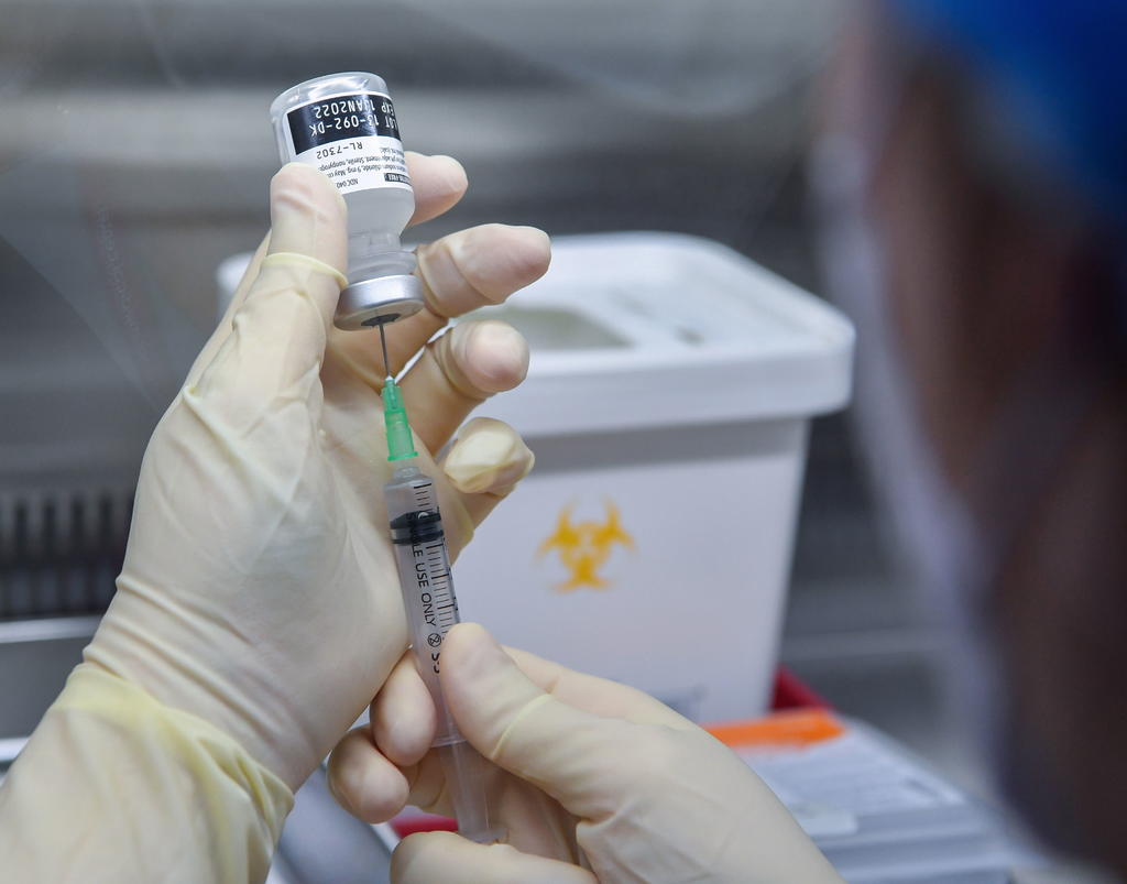 Una sola dosis de las vacunas contra el coronavirus desarrolladas tanto por Pfizer como por AstraZeneca pueden reducir las hospitalizaciones entre los mayores de 80 años en más de un 80 %, según los datos de un estudio preliminar divulgado este lunes por la agencia pública de salud de Inglaterra (PHE). (ARCHIVO) 
