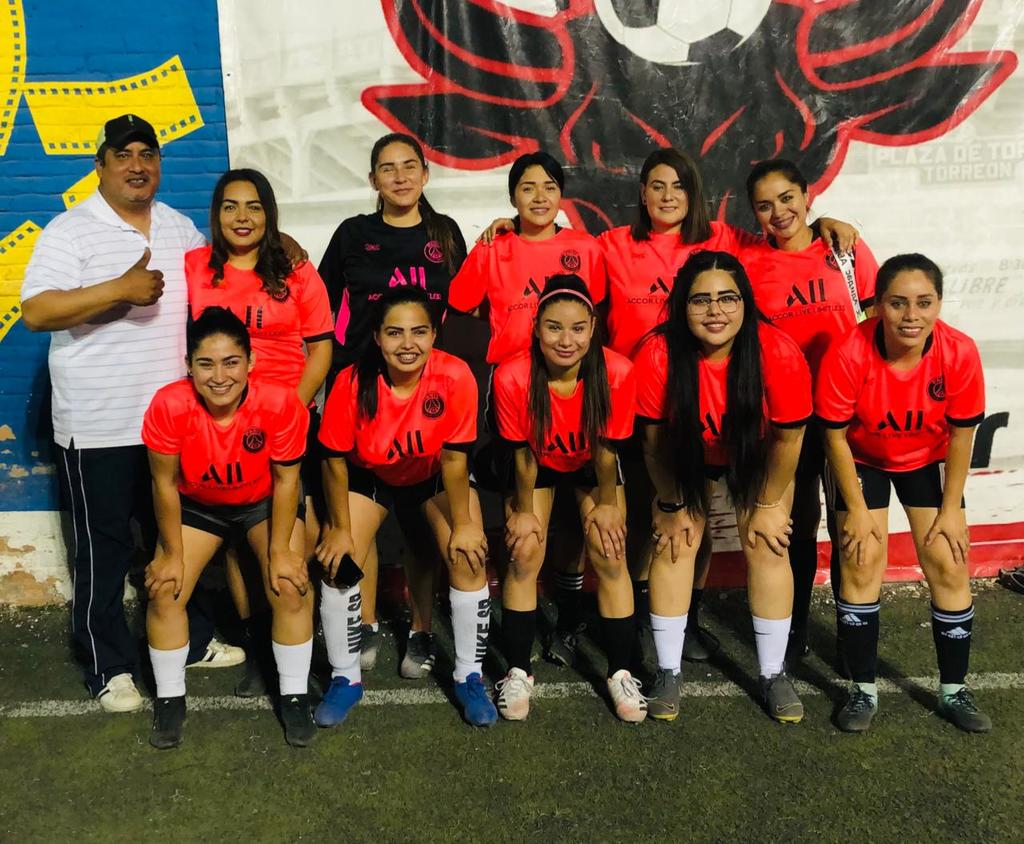 La campeona de goleo en la campaña regular, Daniela Rangel, hizo los tres tantos del equipo al mando del exitoso entrenador Jorge Romero “El Caballo”, que levantó el trofeo de monarcas de la competencia. (ESPECIAL)