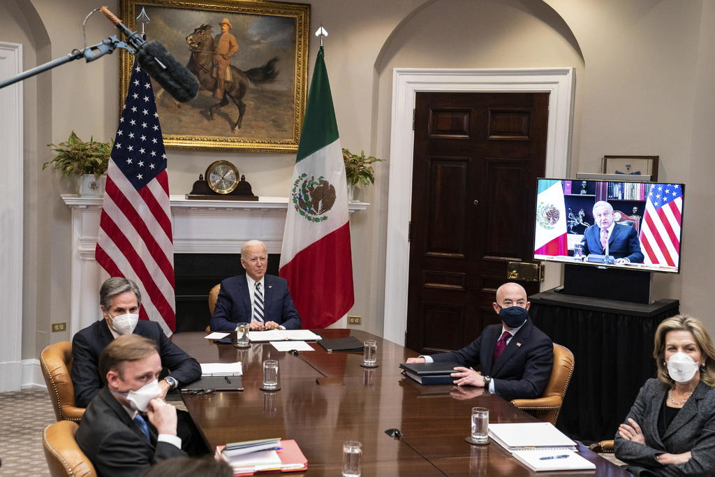 El presidente de Estados Unidos, Joe Biden, dijo este lunes que tratará a México como un 'igual' porque ambos países son 'más fuertes' cuando trabajan juntos, al reunirse de forma virtual con el mandatario mexicano, Andrés Manuel López Obrador. (EFE)