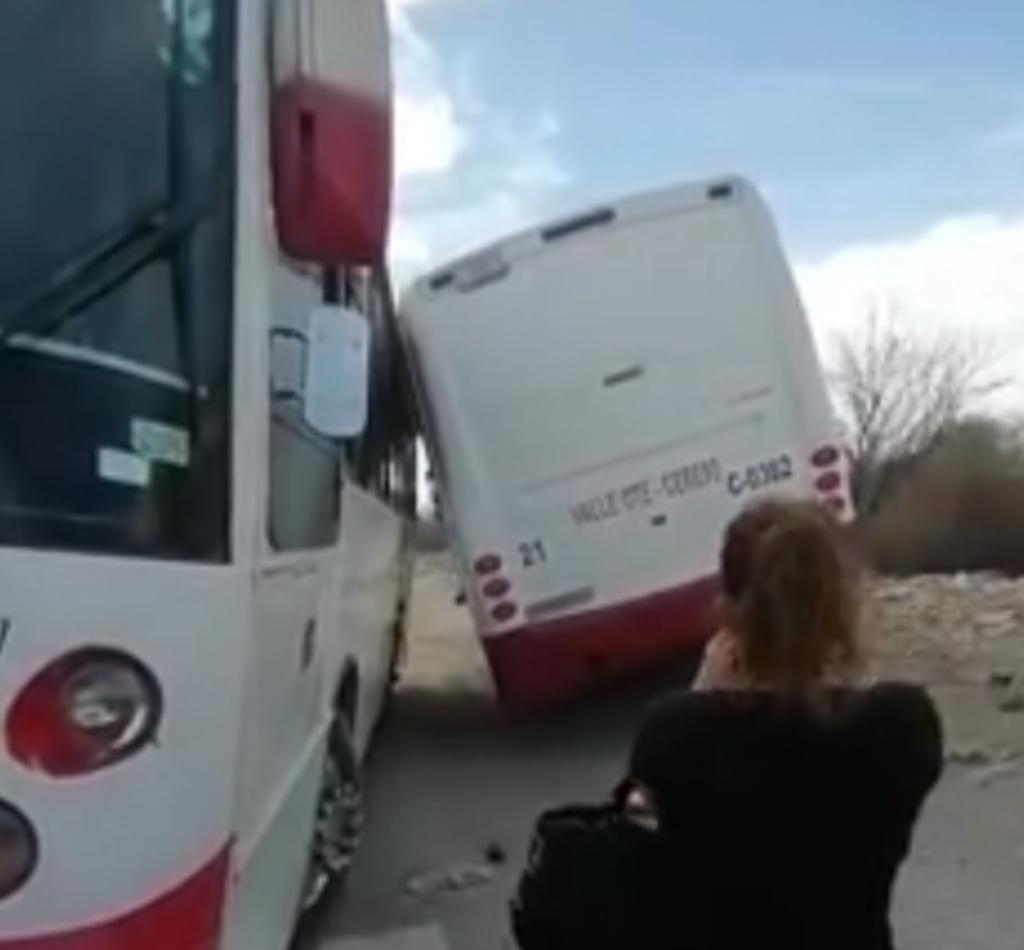 Pasajeros reclamaron a los choferes de dos autobuses de transporte público de la ruta Valle Oriente-Cereso en Torreón, luego de que ambas unidades se impactaron de costado. (EL SIGLO DE TORREÓN)