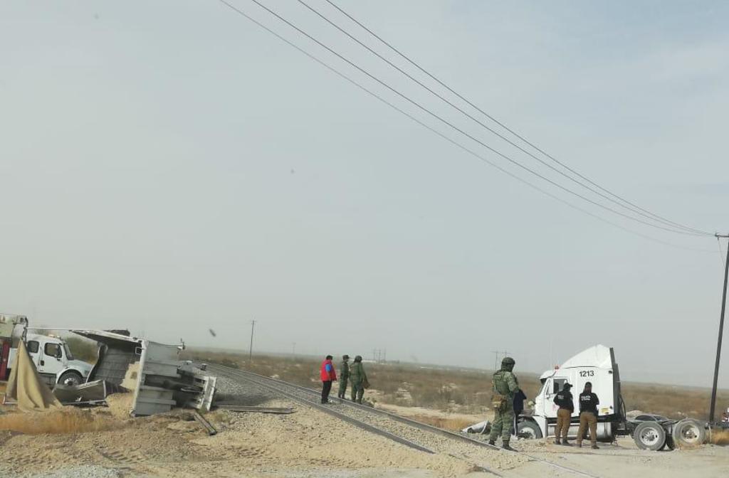 El percance ocurrió sobre la carretera a Mieleras, en los límites con el municipio de Torreón, cerca del Campo de Tiro. (EL SIGLO DE TORREÓN)