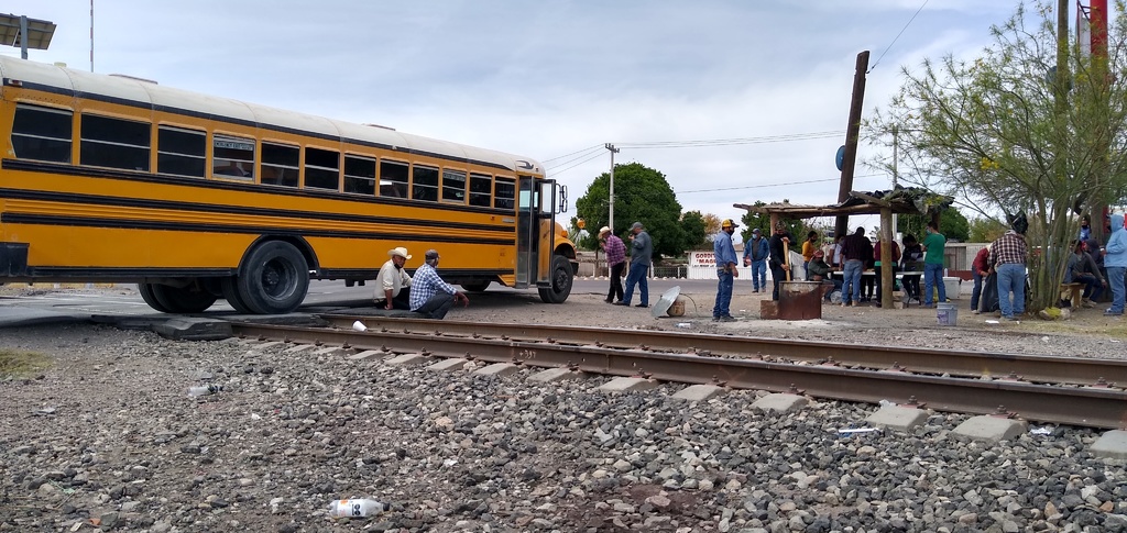 Los campesinos bloquearon las vías del ferrocarril en su bifurcación en el bulevar Jabonoso y carretera a La Esmeralda.