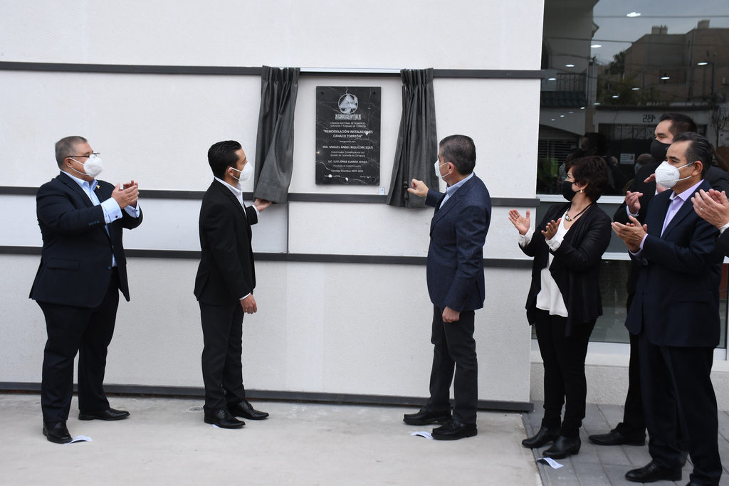 Ayer también se develó una placa conmemorativa por las remodelación de las oficinas de la Cámara Nacional de Comercio. (FERNANDO COMPEÁN)