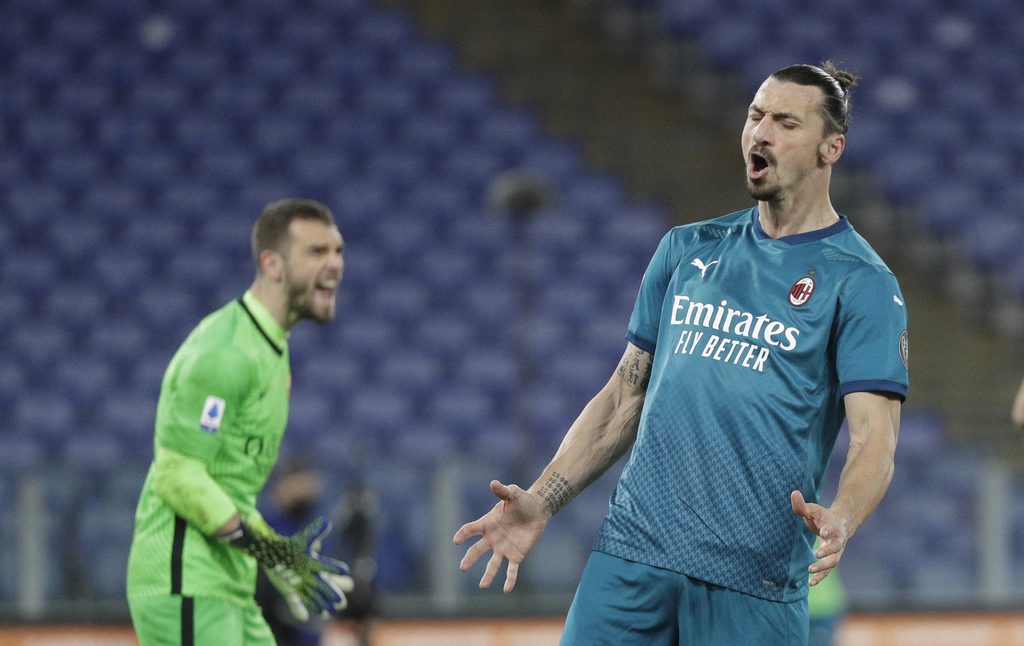 Zlatan se lesionó en el partido del domingo ante la Roma. (AP)