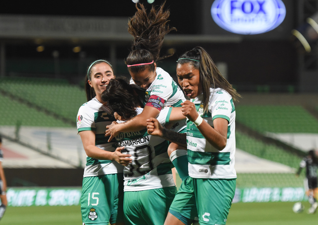 Jugadoras del Santos Laguna femenil celebran con Esmeralda Zamarrón, quien marcó el segundo tanto de las Guerreras. (JESÚS GALINDO)

