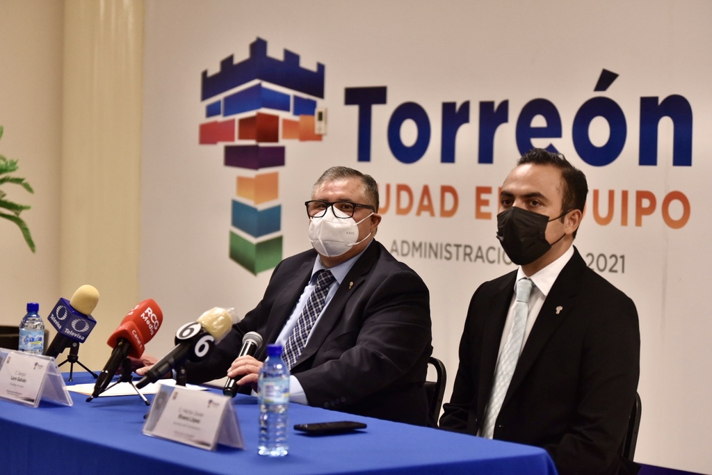 Sergio Lara Galván (i) desde ayer ocupa el cargo como alcalde de Torreón hasta el próximo 14 de junio y Héctor Javier Rivera López se desempeña ahora como secretario del Ayuntamiento. (ÉRICK SOTOMAYOR)