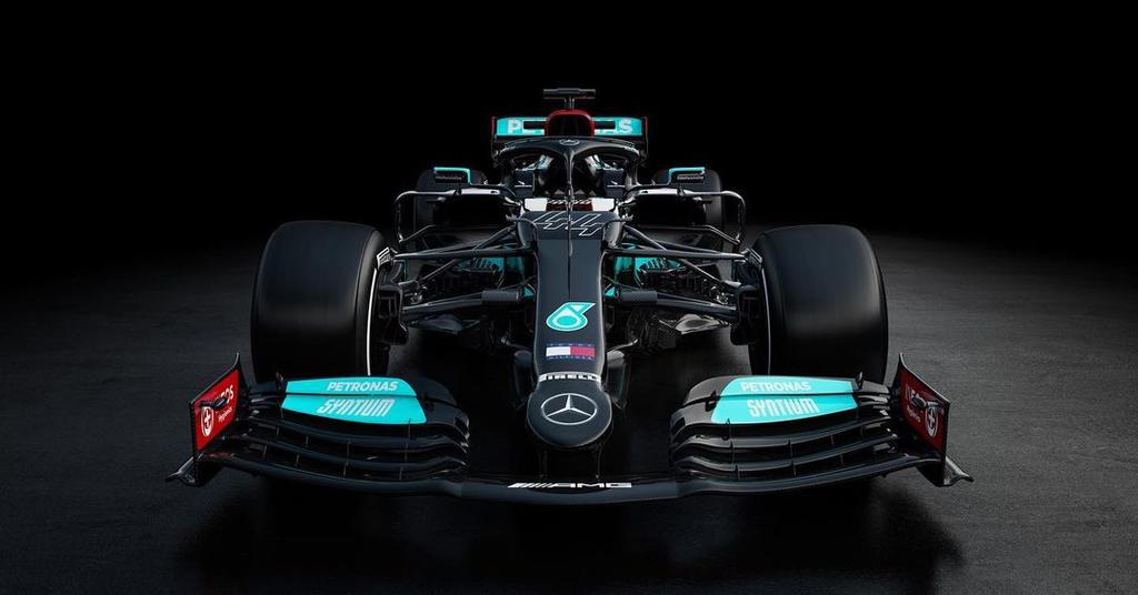 Mercedes develó el modelo en el que Lewis Hamilton estará al volante esta temporada al tratar de conquistar un sin precedentes octavo título de la Fórmula Uno. (ESPECIAL)
