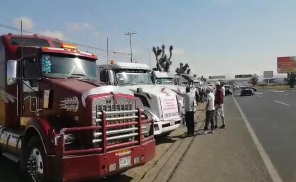 Camioneros adheridos a la Alianza Mexicana de Transportistas, mantienen bloqueos intermitentes en varias carreteras de Hidalgo, para exigir mayor seguridad y que se prohíba la circulación de los camiones ante el riesgo que significan para los automovilistas.
(ESPECIAL)