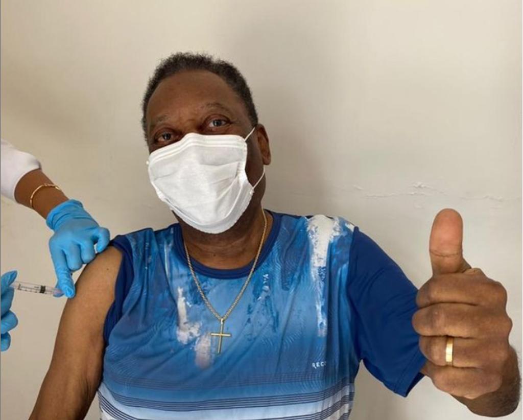 El exfutbolista Edson Arantes do Nascimento “Pelé”, recibió la primera dosis de la vacuna contra COVID-19, según anunció a través de sus redes sociales. (ESPECIAL)
