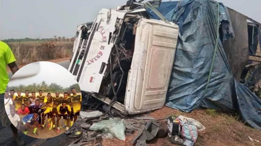 En Sierra Leona, al oeste de África, nueve jugadores y el técnico del club Makarie FC fallecieron al estrellarse el autobús que los llevaba de regreso a su ciudad, después de haber jugado en un festival de una localidad cercana. (ESPECIAL) 
