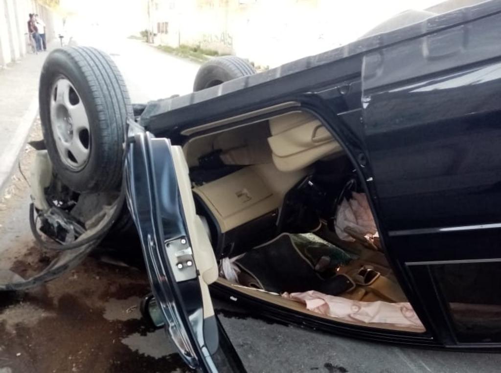 La tarde de este martes se registro la volcadura de una camioneta de reciente modelo en el fraccionamiento Las Etnias de la ciudad de Torreón, la conductora del vehículo resultó solo con crisis nerviosa. (EL SIGLO DE TORREÓN)