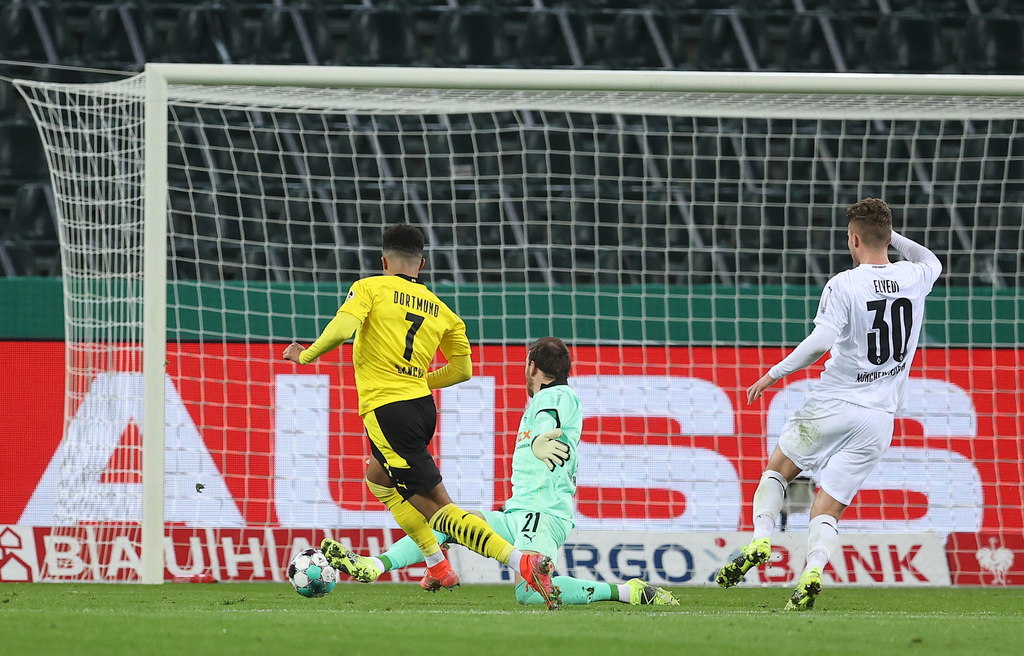 Jadon Sancho anota el único gol del partido, en la victoria del Dortmund sobre Borussia Monchengladbach en la Copa de Alemania. (EFE)