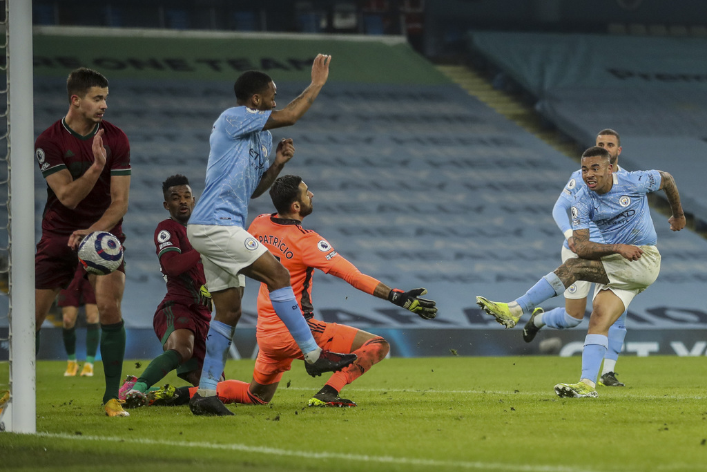 Gabriel Jesús marca el segundo gol del Manchester City, en la victoria 4-1 sobre Wolverhampton; el brasileño anotó dos tantos. (AP)