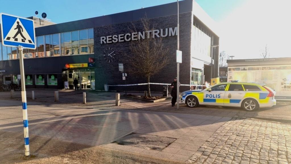 Al menos ocho personas han resultado heridas, alguna grave, este miércoles en un ataque en Vetlanda (sur de Suecia) que la policía califica de 'terrorista'. El atacante fue herido de bala durante la detención y trasladado a un hospital. (ESPECIAL) 