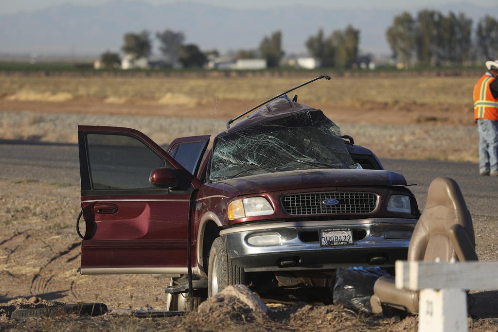 La camioneta en la que viajaban 25 personas y se estrelló este martes contra un camión en California, en un accidente que dejó 13 muertos, 10 de ellos mexicanos, ingresó al país por un agujero en la valla fronteriza, informaron este miércoles autoridades de EUA. (ARCHIVO)
