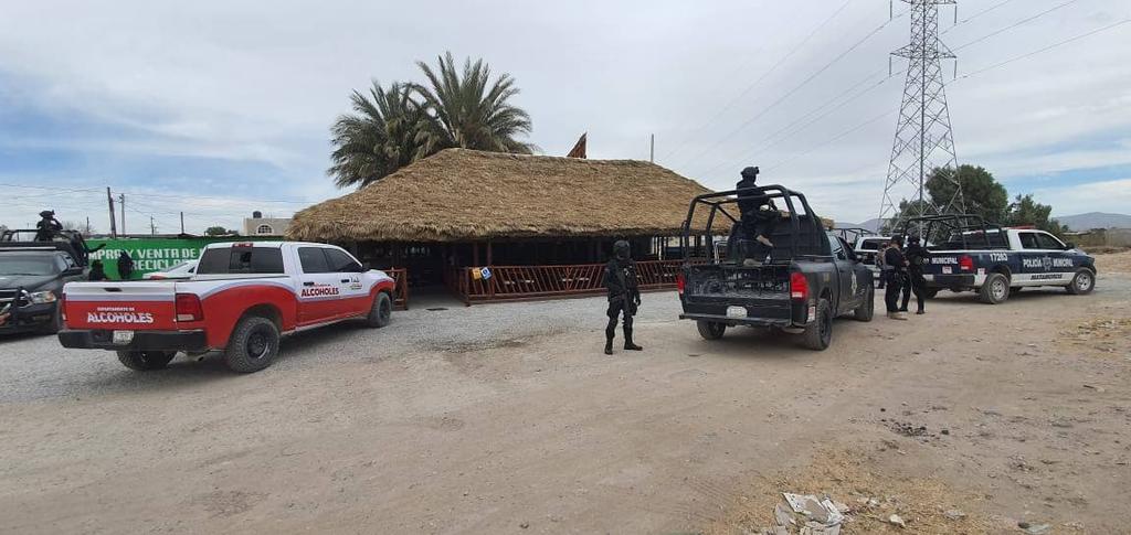 Con apoyo de la Policía Municipal y del Grupo de Reacción Operativa, personal del Departamento de Alcoholes clausuró el bar 'Don Crudelio' en Matamoros. (EL SIGLO DE TORREÓN)