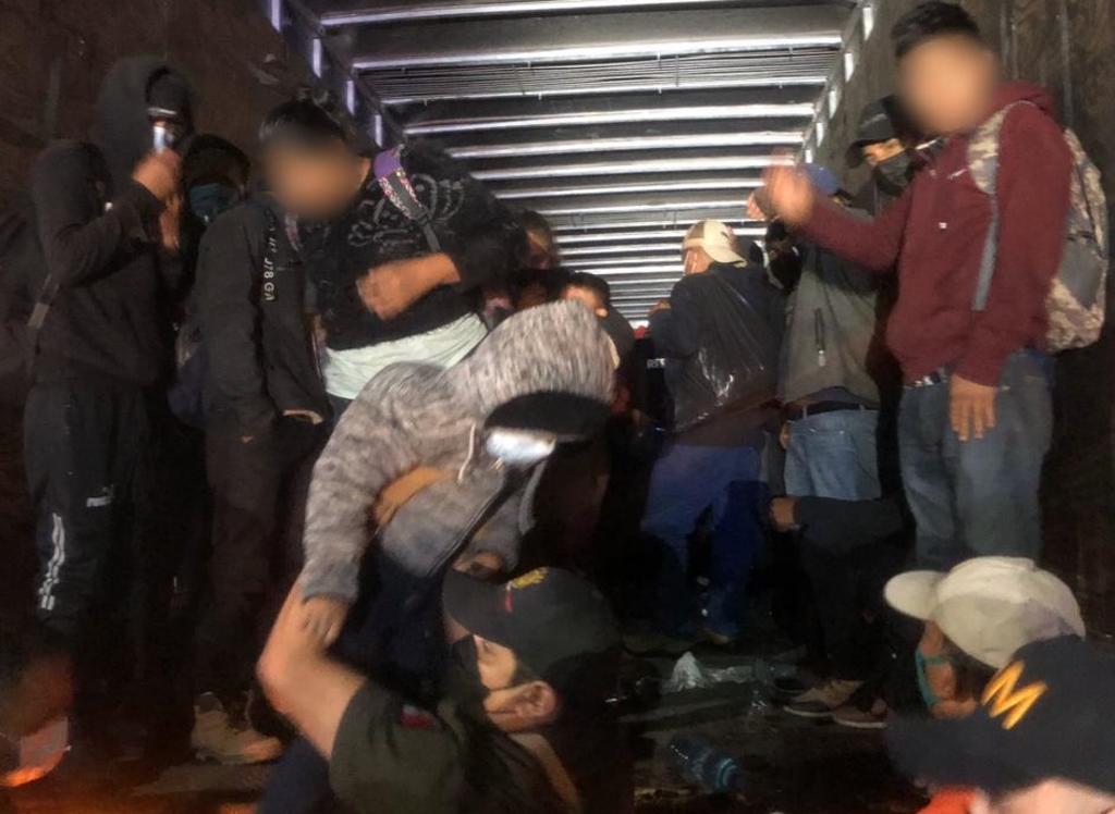 Agentes del Instituto Nacional de Migración (INM) detuvieron a 201 extranjeros de Guatemala, Honduras y El Salvador que viajaban en un tráiler rumbo a los Estados Unidos y que eran conducidos por dos traficantes de personas. (EL SIGLO DE TORREÓN)