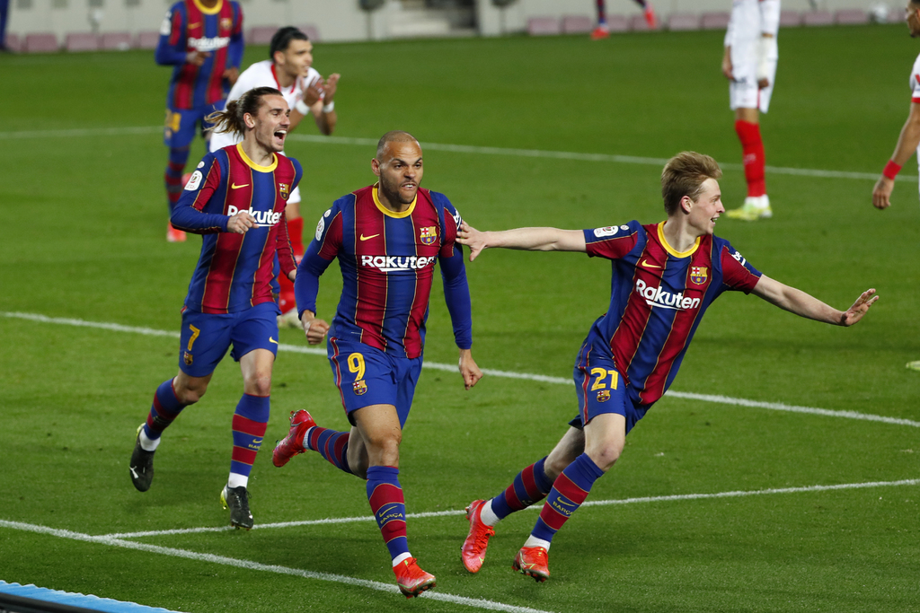 Martin Braithwaite (9) celebra luego de marcar el tercer gol del partido, en la victoria del Barcelona 3-0 sobre el Sevilla, con lo que pasó a la final de la Copa del Rey. (AP)