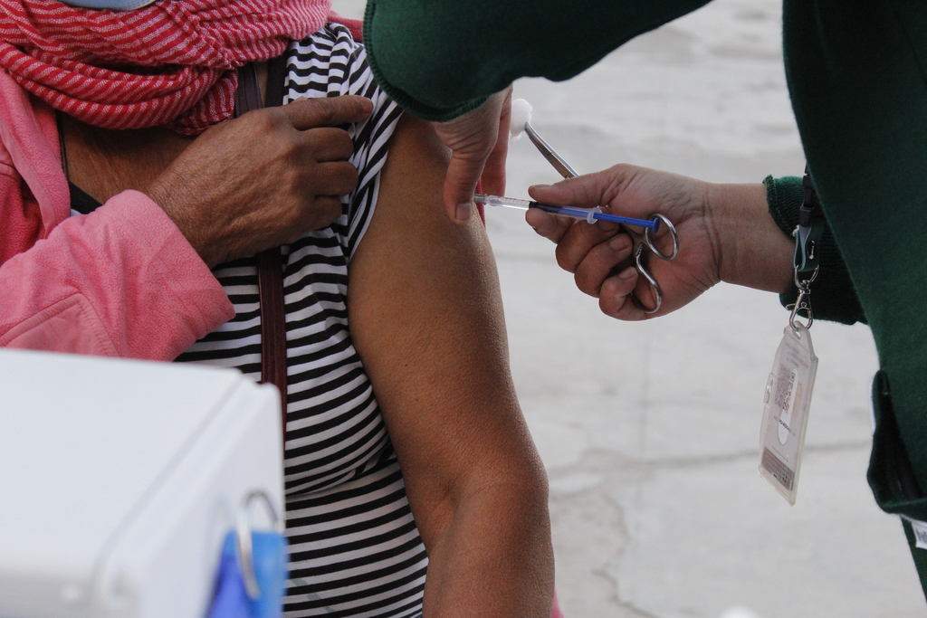 Habitantes de comunidades ejidales señalaron falta de información para poderse registrar a la vacuna en el portal en internet. (ARCHIVO)