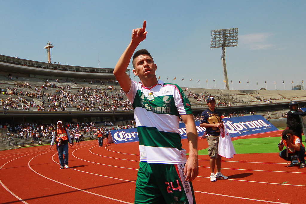 Oribe Peralta marcó el único tanto del partido en la última victoria de Santos Laguna en el Olímpico Universitario. (ARCHIVO)