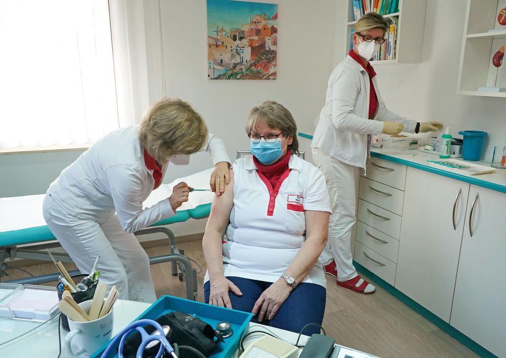 El ministro de Salud alemán Jens Spahn dijo que el comité independiente de vacunas contra el coronavirus tomó la decisión, que representa “buenas noticias para los adultos mayores que esperan una vacuna. La recibirán más rápido”.
(ARCHIVO)