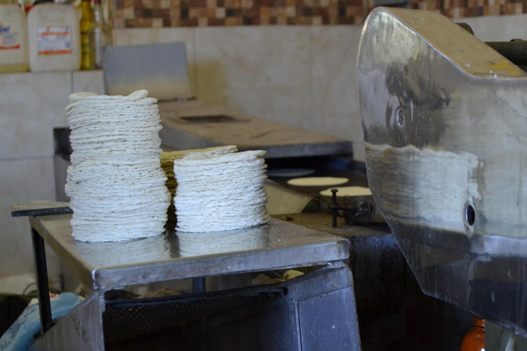 El aumento se registró desde la semana pasada, cuando en el municipio de Nezahualcóyotl y el Estado de México se observó que el kilo de tortilla llegó a 18 pesos.
(ARCHIVO)