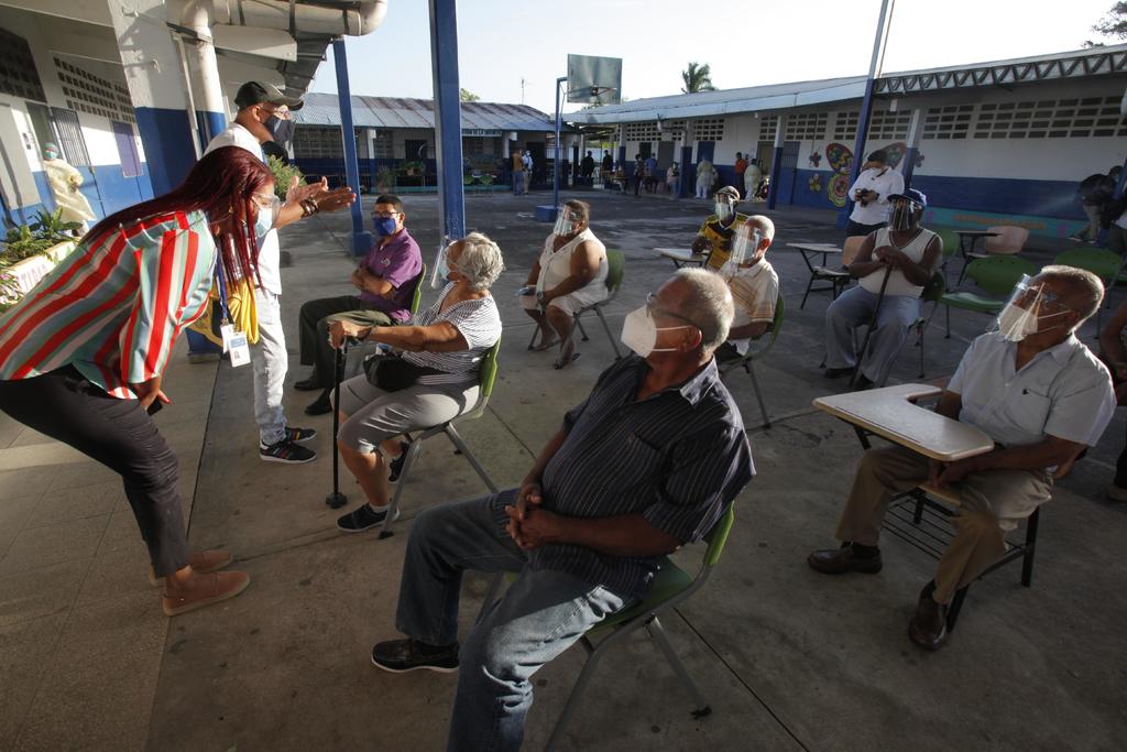 Panamá comenzó a vacunar contra COVID-19 a los adultos mayores de 60 años el jueves, en el inicio de la fase dos de su campaña de inmunización que también incluye a los educadores y a las personas con enfermedades crónicas. (ARCHIVO) 