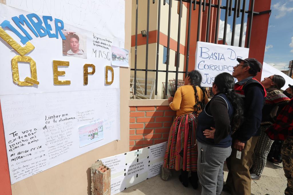 Un juez ordenó este jueves la detención preventiva de siete dirigentes universitarios por la muerte de un grupo de estudiantes que cayeron casi 17 metros tras el desplome de una baranda en una universidad de Bolivia. (EFE)