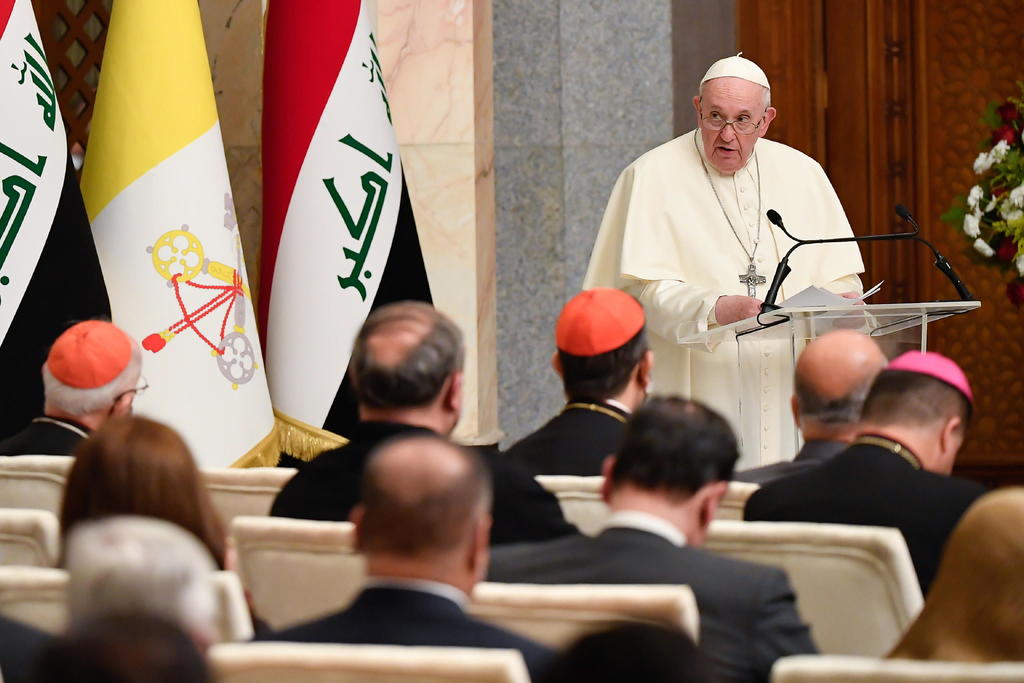 Ante el terror del extremismo islámico que se ha vivido en el país, el papa recordó que 'la religión, por su naturaleza, debe estar al servicio de la paz y la fraternidad'. (EFE)