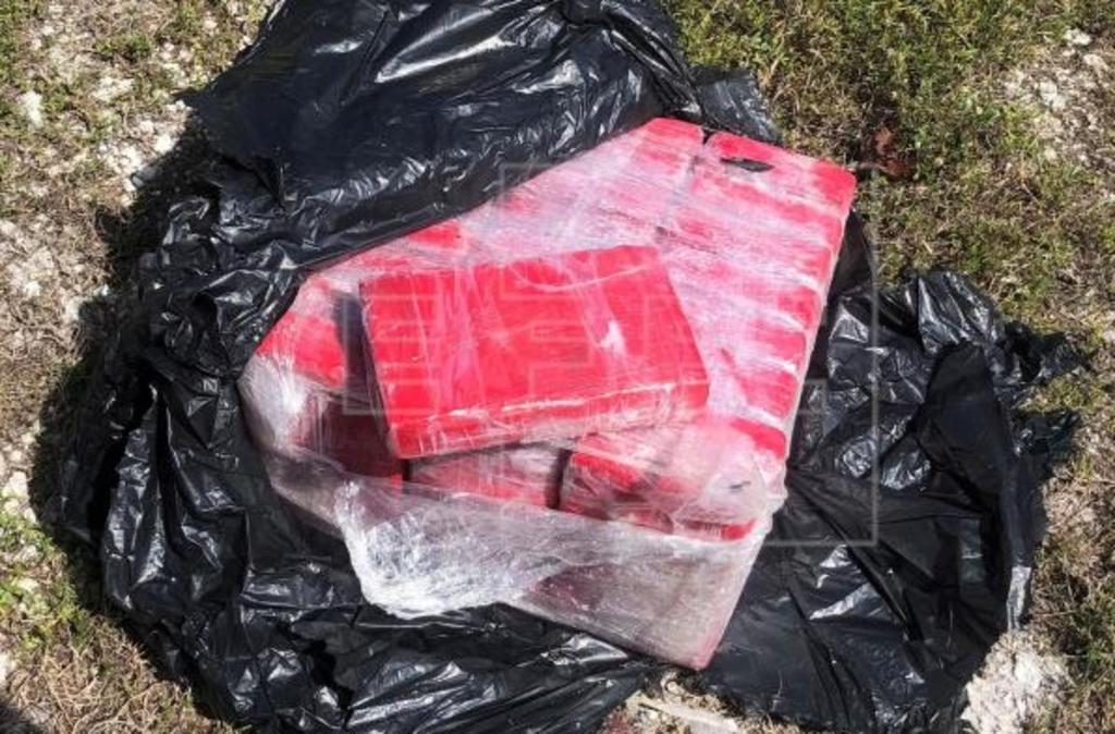 El paquete que contenía un cargamento de 20 bloques de cocaína, fue encontrado flotando en una zona turística de los Cayos de Florida (EFE) 