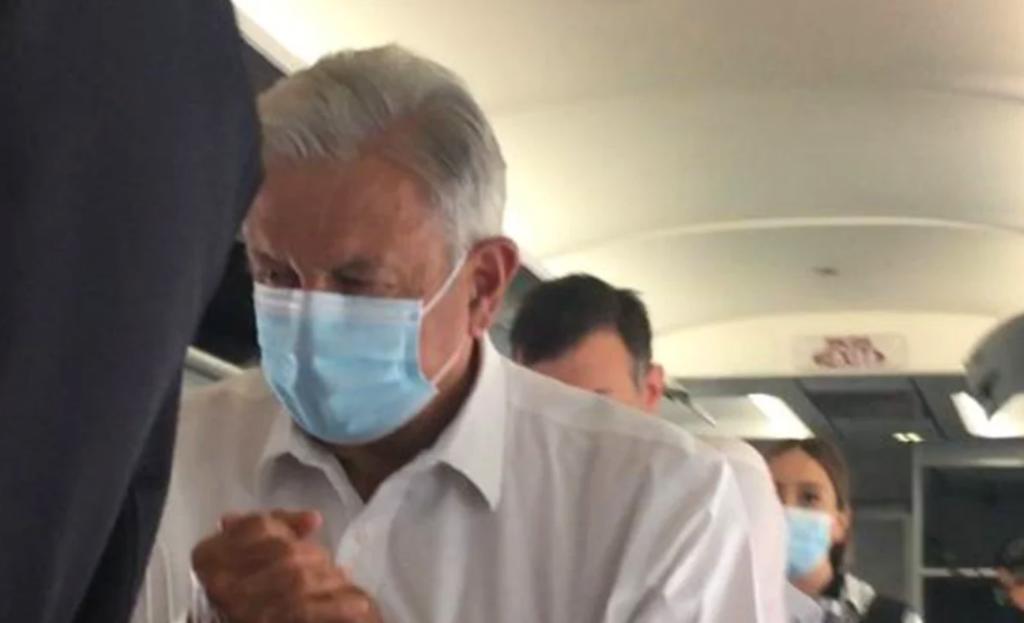 López Obrador abordó un vuelo comercial rumbo a Cancún, Quintana Roo para iniciar su gira de fin de semana por el sur y sureste. (ESPECIAL)