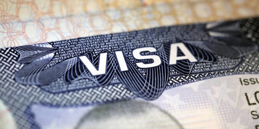 Durante la primera entrevista para obtener la visa de Estados Unidos ante un oficial consular que determinará si apruebas o no el documento. (ESPECIAL)
